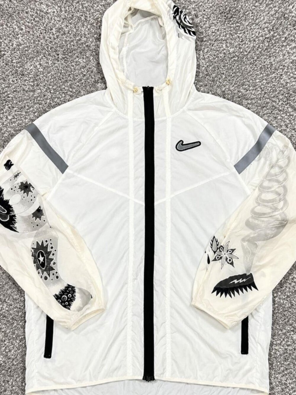 Nike Wild Run Windrunner White Graphic Hooded Running Jacket